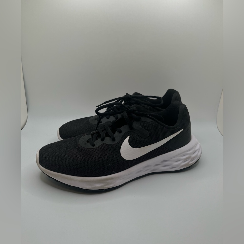 NIKE Men”s Revolution Black /White Athletic Running Shoes Size 8 W.  US - Picture 3 of 9